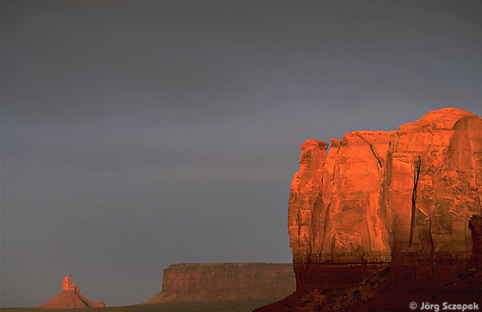 Monument Valley, Die Buttes glühen im letzten Licht des Sonnenuntergangs