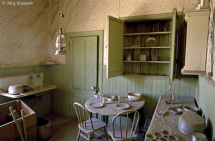 Stilleben in einer Wohnstube im Freilichtmuseum Bodie SHP