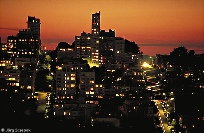 Blick vom Telegraph Hill auf den abendlich erleuchteten Russian Hill vor dem Sonnenuntergang