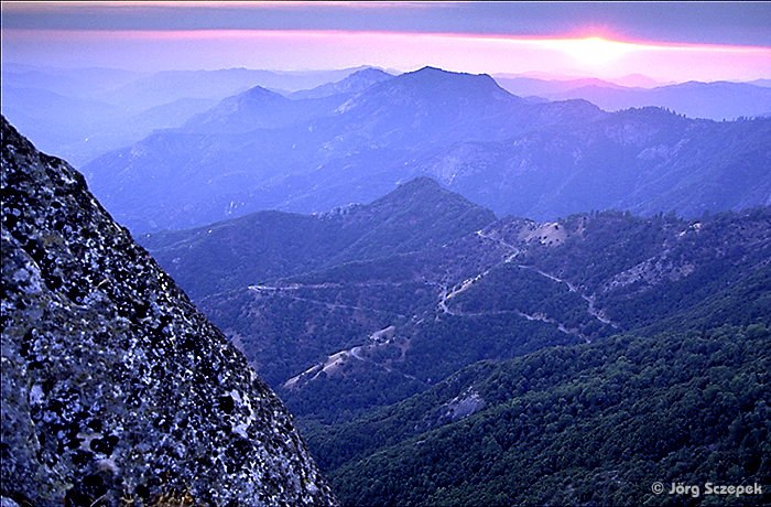 Blick vom Moro Rock auf die im Abendlicht badenden Foothills