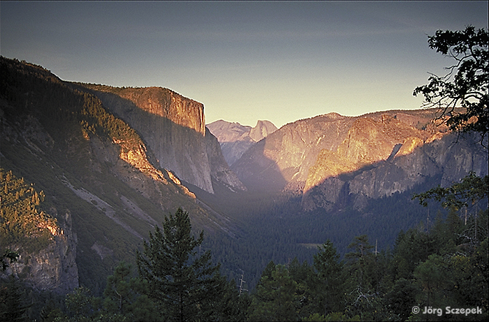 Blick vom Artists Point auf die im Sonnenuntergang badenden Formationen des Yosemite Valley