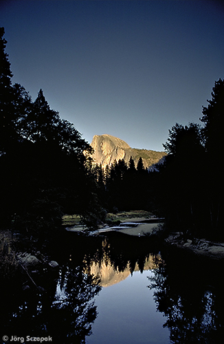 Blick auf den entfernt im Sonnenuntergang badenden Half Dome
