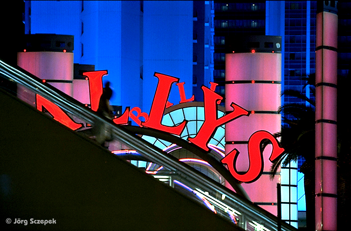 Blick auf den grafisch gestalteten Eingangsbereich des Ballys Hotels