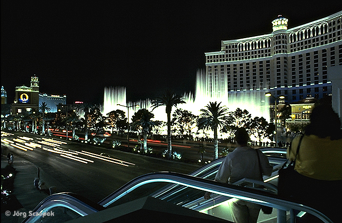 Das Hotel Bellagio und die Wasserorgel in der künstlichen Lagune davor