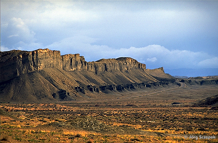 Capitol Reef NP, die Felsformationen an der Caineville Wash Road