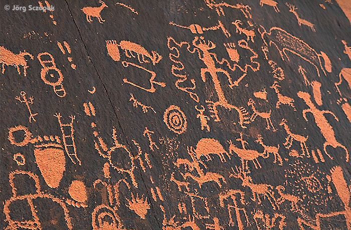 Nahansicht der Petroglyphen auf dem Newspaper Rock