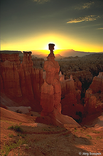 Bryce Canyon NP, Die beeidnruckende Formation Thors Hammer vor der aufgehenden Sonne