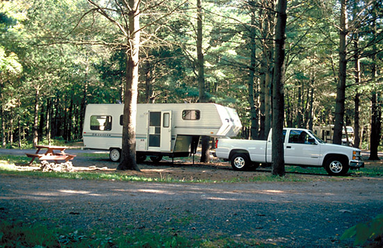 5th Wheel Trailer mit Pick-Up Zugmaschine auf einem Campingplatz