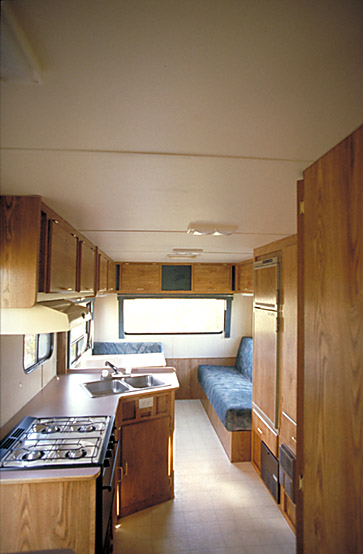 Innenraum des 5th Wheel Trailers Küche