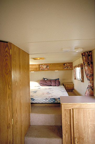 Innenraum des 5th Wheel Trailers erhöht liegendes Bett