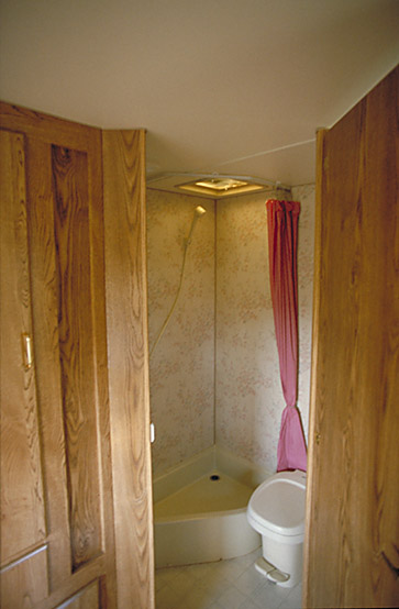 Innenraum des 5th Wheel Trailers Dusche und WC
