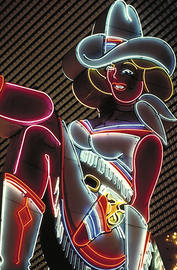 Foto der Neonfigur Vegas Viccy an der Fremont Street in Downtown Las Vegas