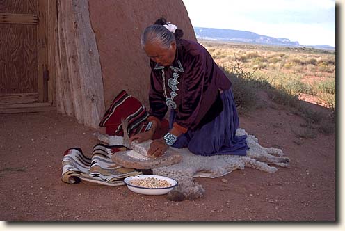 Monument Valley NTP: Navajo Frau mahlt Mais